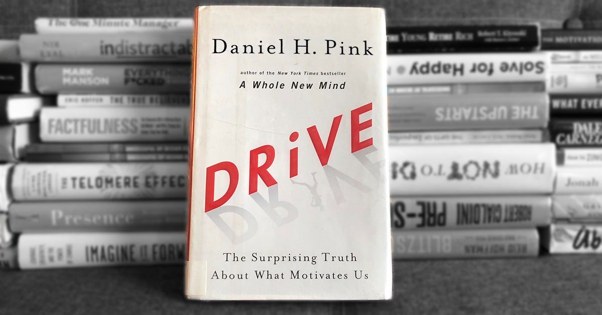 Daniel H. Pink'in 'Drive' kitabının kapağı, kırmızı harflerle yazılmış başlık ve 'Bizi Neyin Motive Ettiğine Dair Şaşırtıcı Gerçek' alt başlığı gösteriyor.